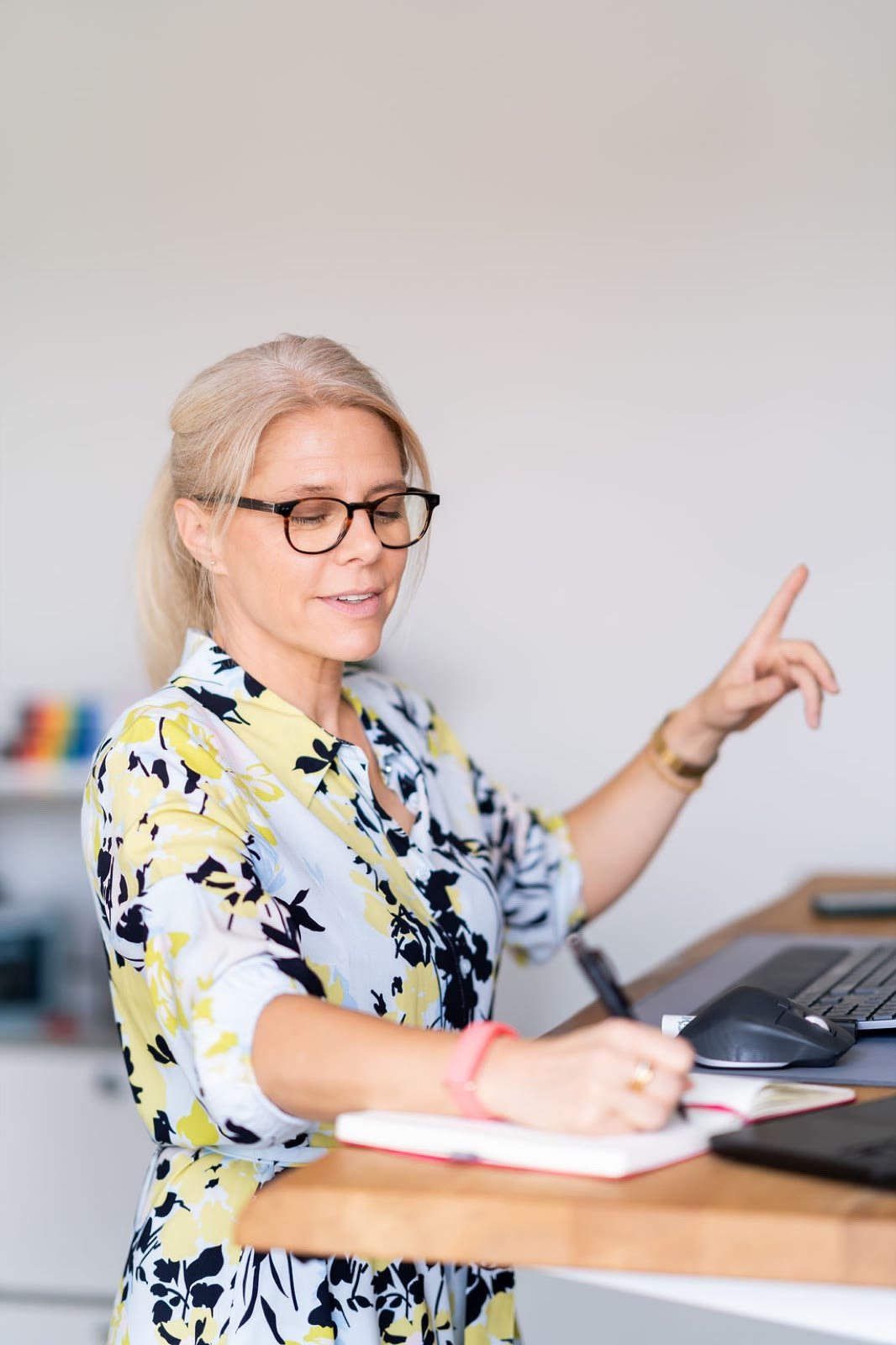 Ruth Christen arbeitet mit Stift und Notizbuch