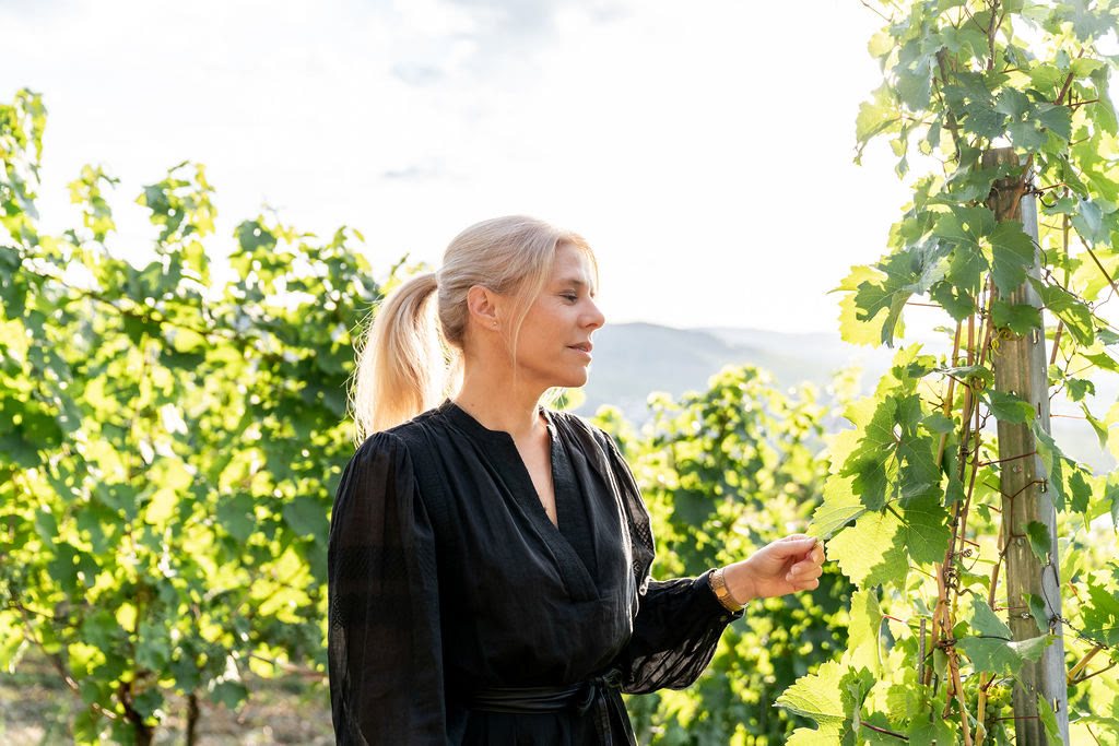Ruth Christen in einem Weinberg an der Mosel