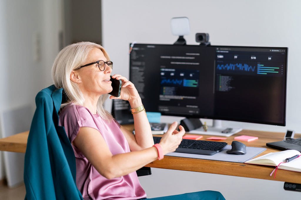 Ruth Christen im Telefongespräch an ihrem Arbeitsplatz